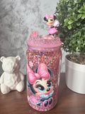 Imagen 1 (frente): "Blushing Pink Glitter Tumbler — 16 oz snowglobe tumbler with pink glitter finish and custom sticker (uv dtf) design, handcrafted at Motiva Ink Studio"

