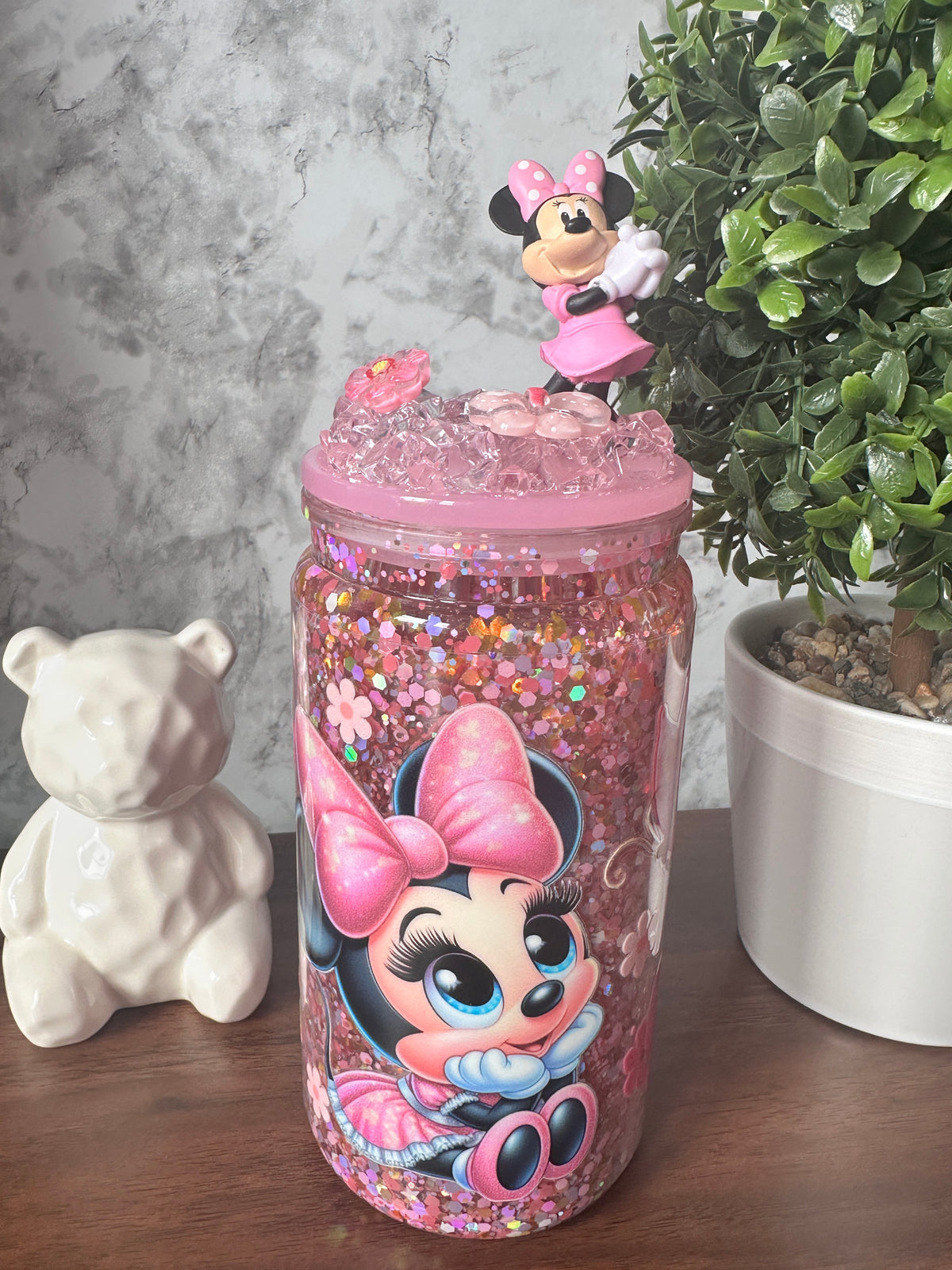 Imagen 1 (frente): "Blushing Pink Glitter Tumbler — 16 oz snowglobe tumbler with pink glitter finish and custom sticker (uv dtf) design, handcrafted at Motiva Ink Studio"

