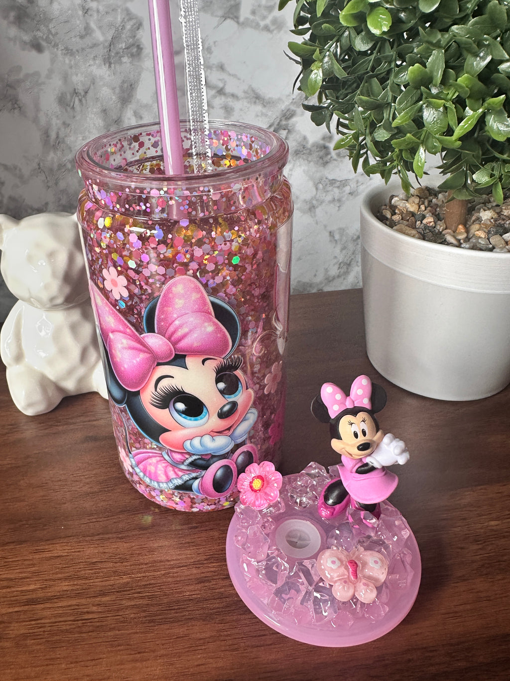 Imagen 2 (tapa): "Blushing Pink Glitter Tumbler lid — decorated with pink charms and custom figurine topper, handcrafted at Motiva Ink Studio"