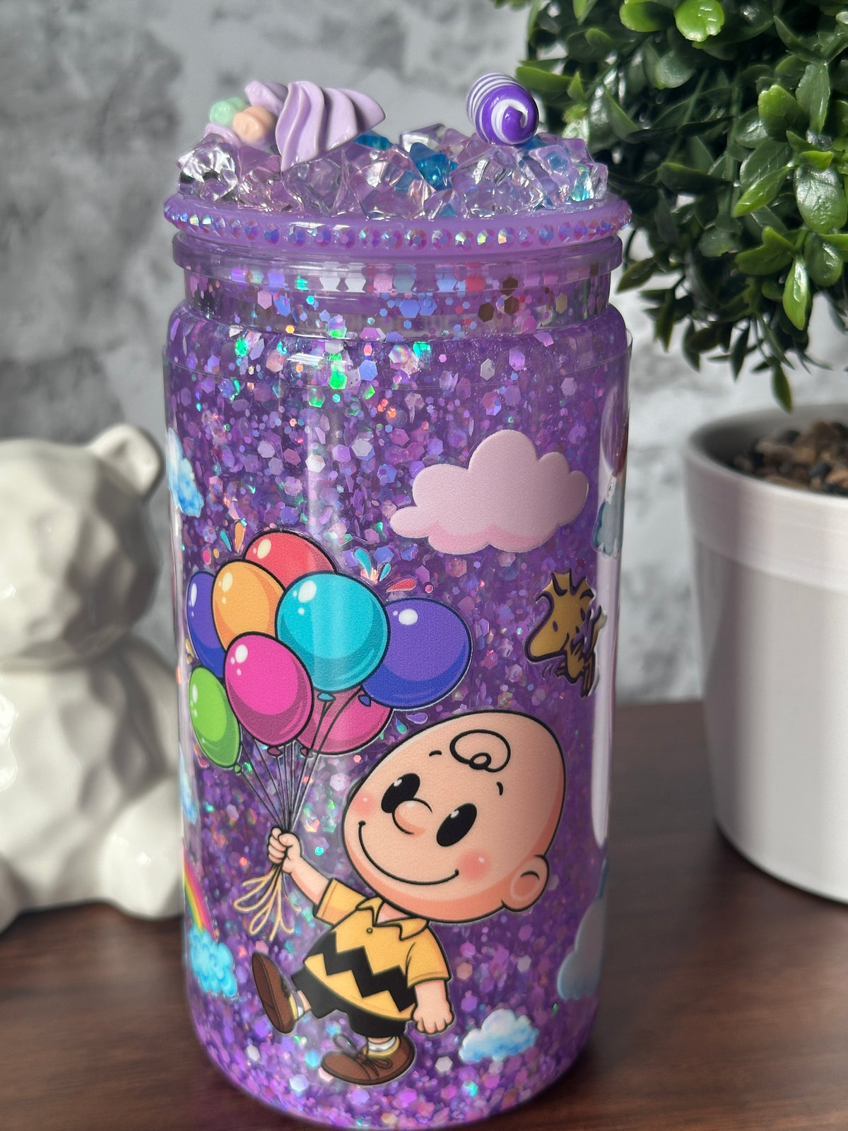 Imagen 2 (side): "Enchanted Lilac Glitter Tumbler side view — colorful balloon bouquet and character design on lilac glitter tumbler, handcrafted at Motiva Ink Studio"


