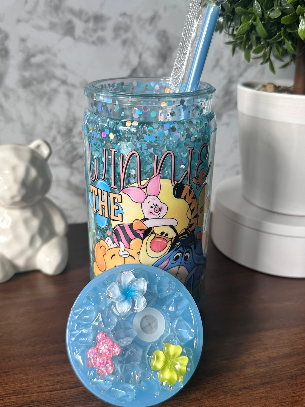 Imagen 4 (tapa): "Dreamy Blue Glitter Tumbler lid — decorated with charms and blue custom straw topper, handcrafted at Motiva Ink Studio"